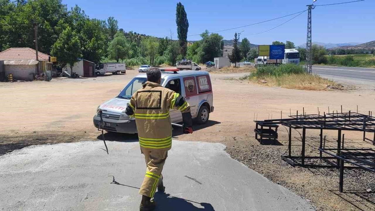 Gölbaşı'nda iş yerine giren yılan itfaiye tarafından doğaya bırakıldı