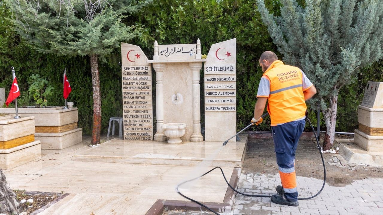 Gölbaşı protokolü 15 Temmuz anısında şehit ailelerini ziyaret etti