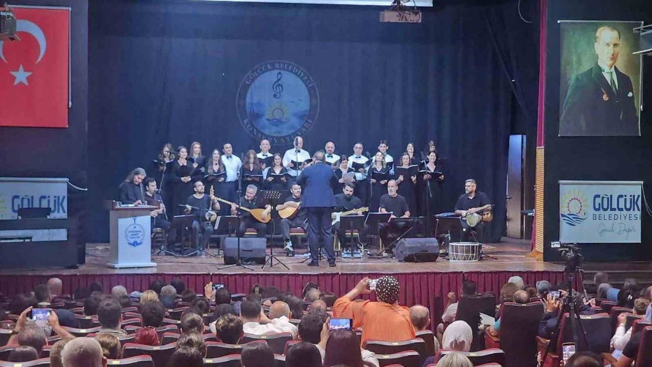 Gölcük Belediyesi Konservatuvarı öğrencilerinden türkü dolu mezuniyet gecesi