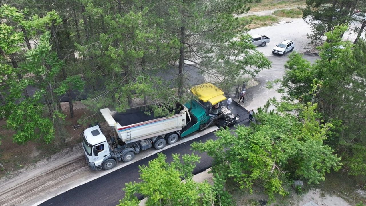 Gölcük Tabiat Parkı ile Dere Mahallesi arasındaki yol asfaltlanıyor
