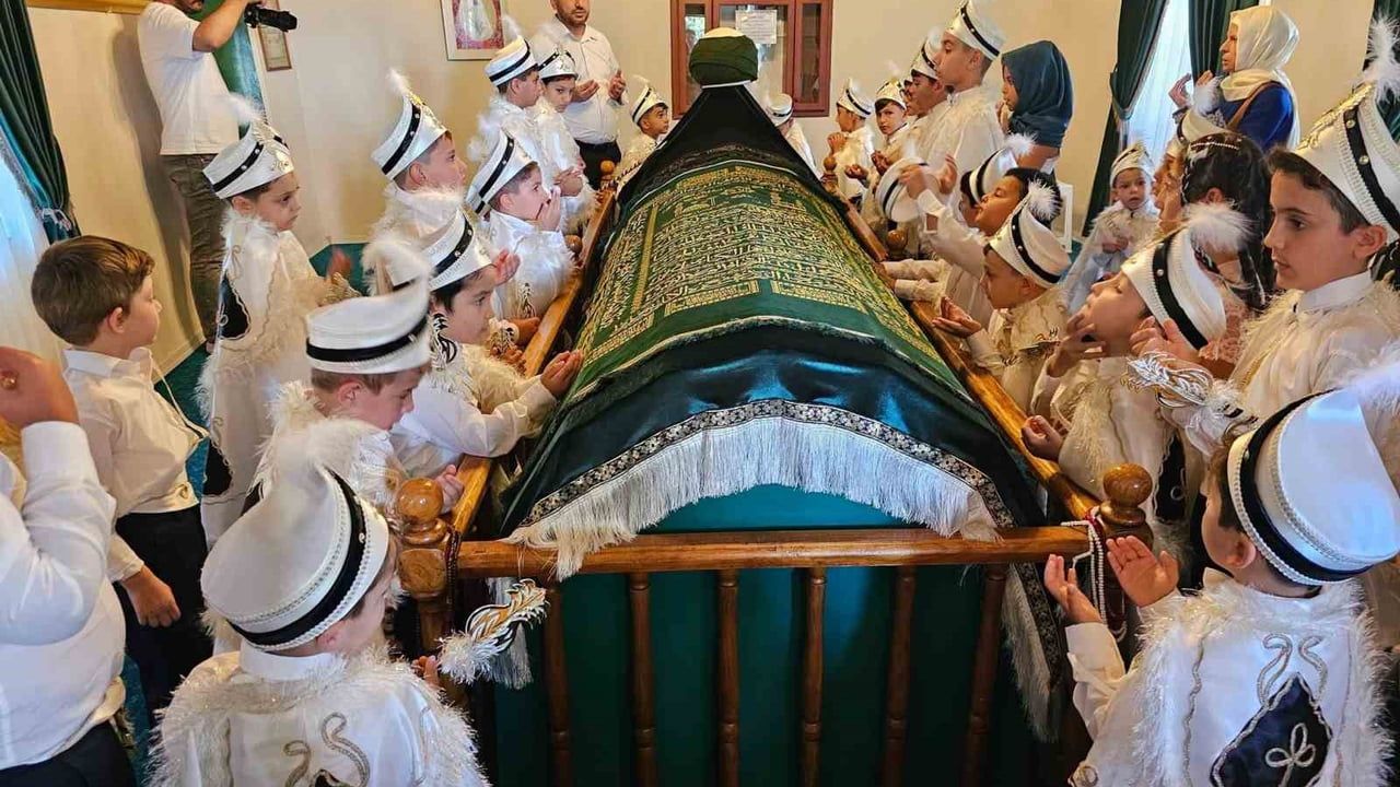 Gölcük'te 104 çocuk için geleneksel sünnet şöleni coşkusu