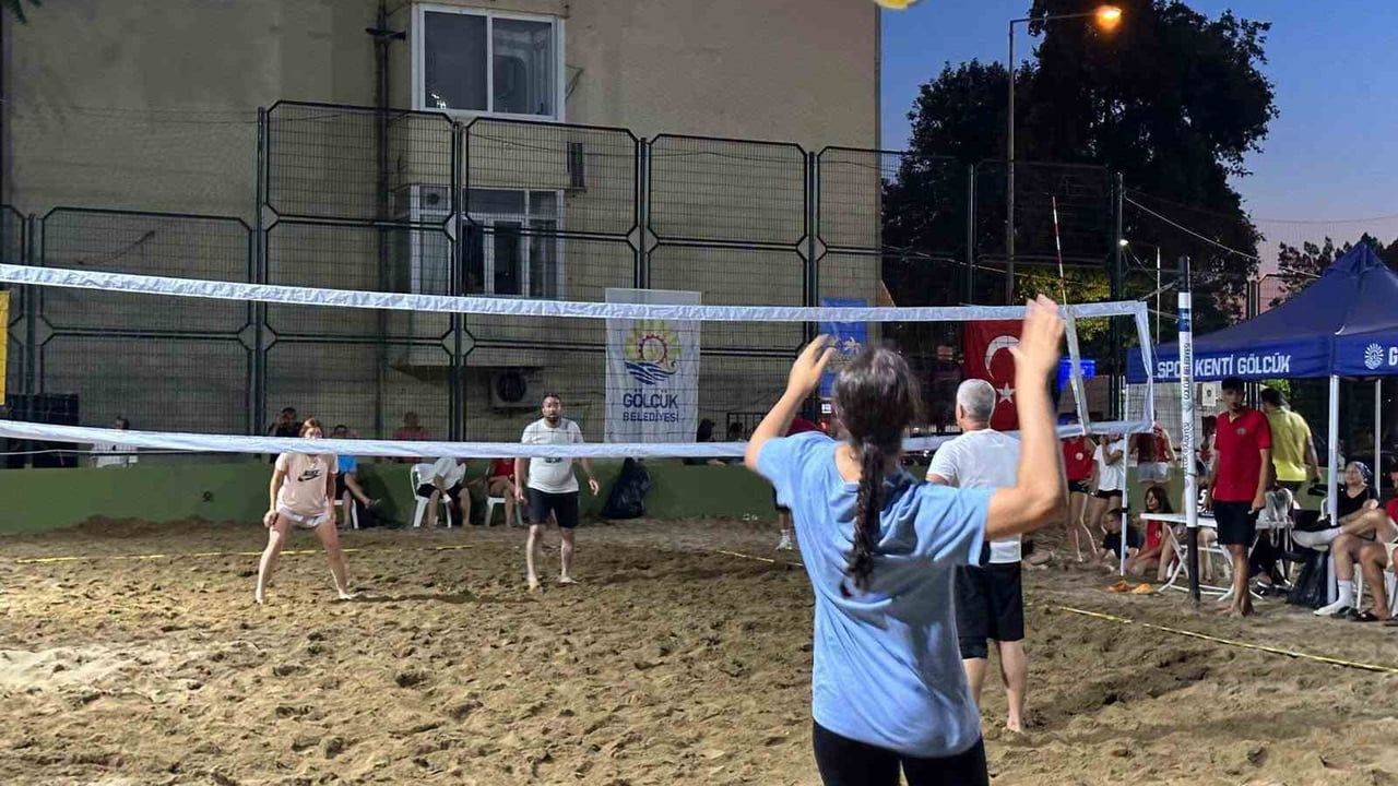 Gölcük'te 304 minik sporcunun plaj voleybolu heyecanı