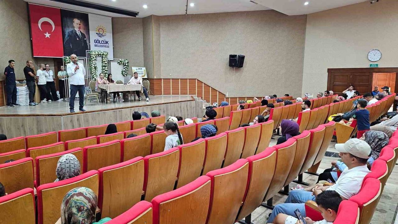 Gölcük'te şölen hazırlığı tamamlandı: 104 çocuğa sünnet kıyafeti dağıtıldı