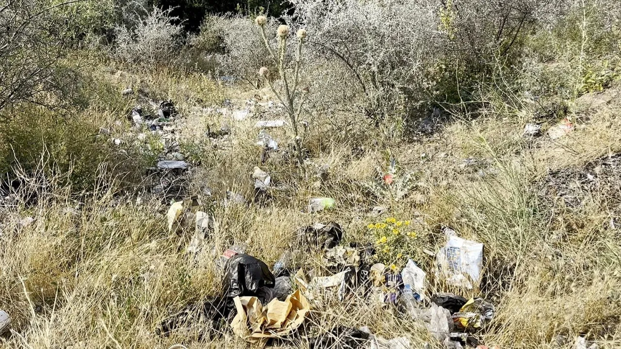 Gölhisar manzarasında çöp utancı: bidon boş, çevre atıkla kaplı