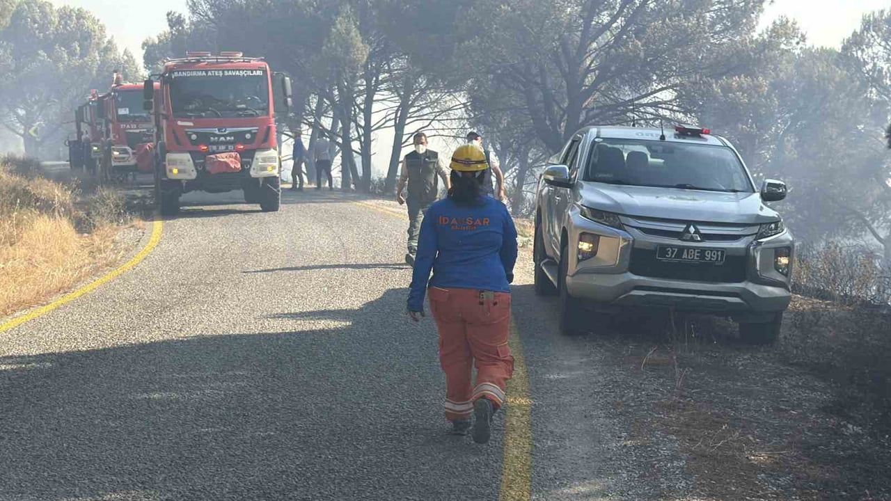 Gömeç’te 52. saat: rüzgarla yeniden alevlenen yangına etten duvar örüldü