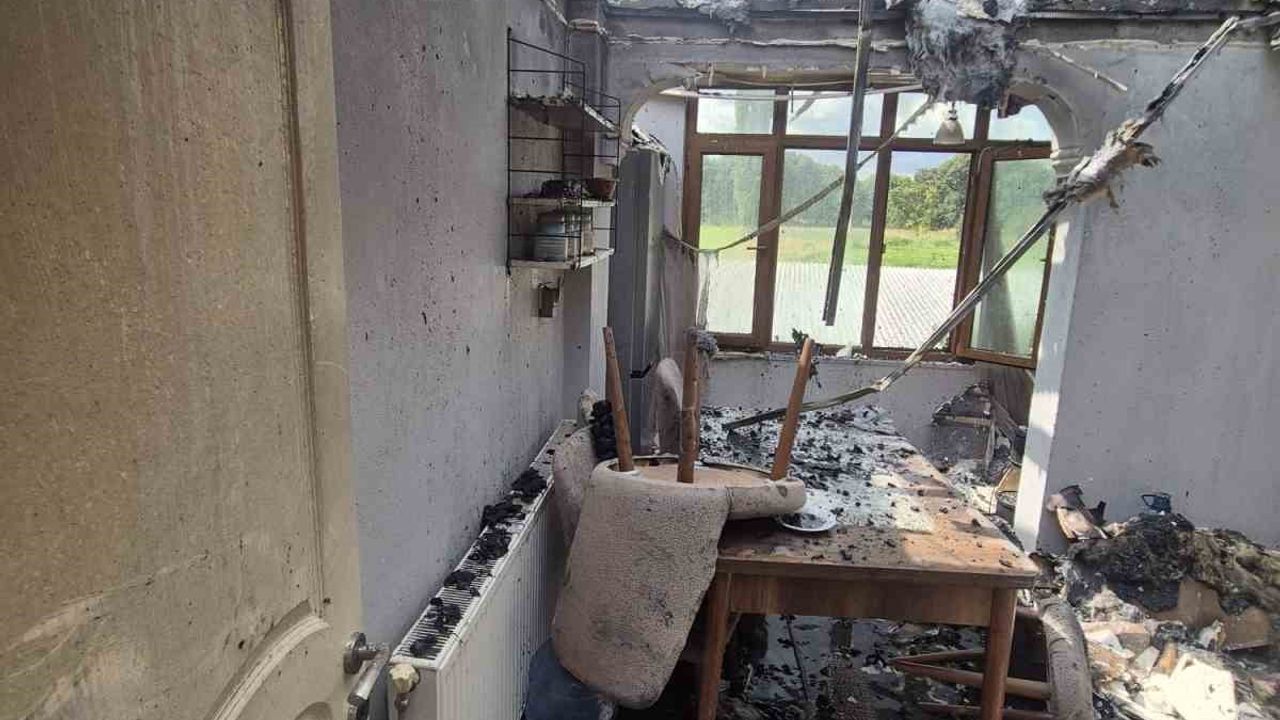 Gönen'de çatıda başlayan yangın iki katlı evi vurdu
