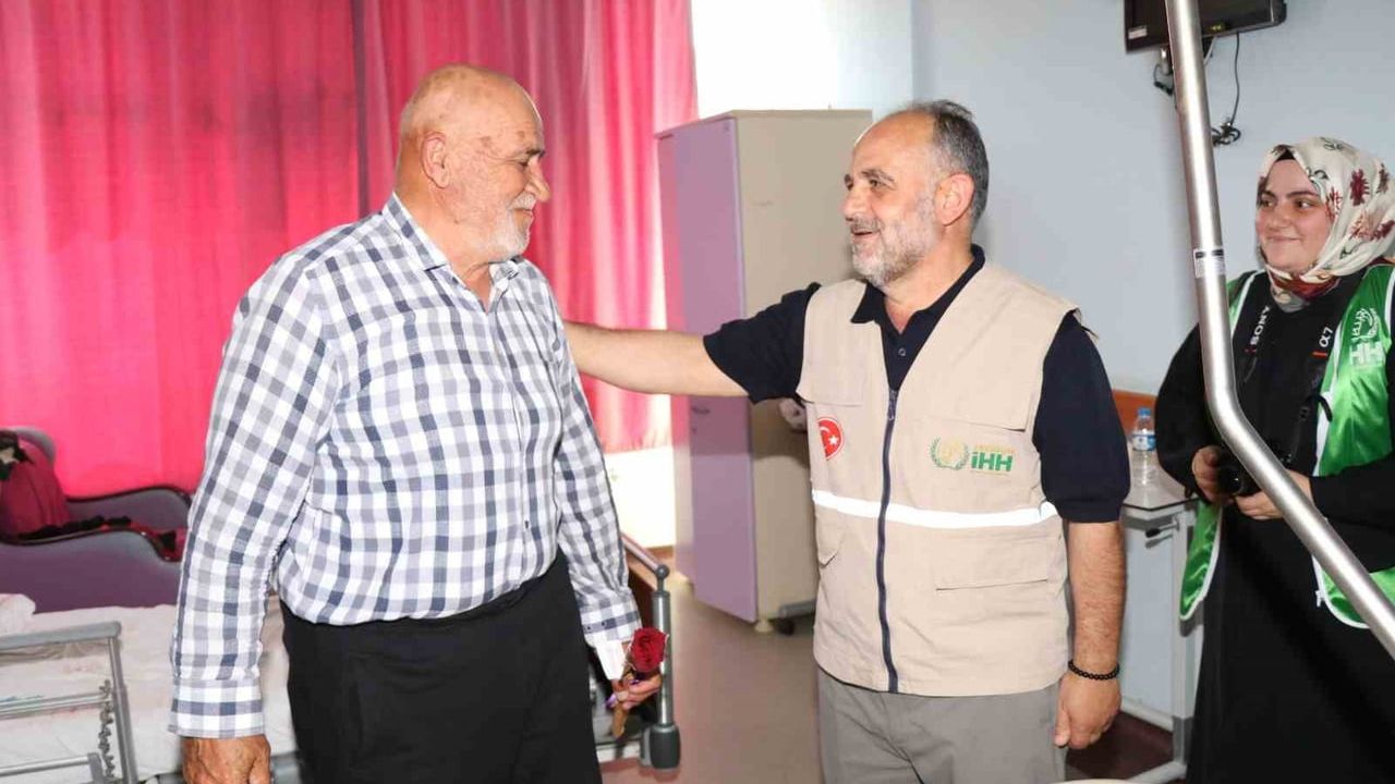 Gönüllülerin karanfil eli: Oltu Devlet Hastanesi'nde moral ziyareti