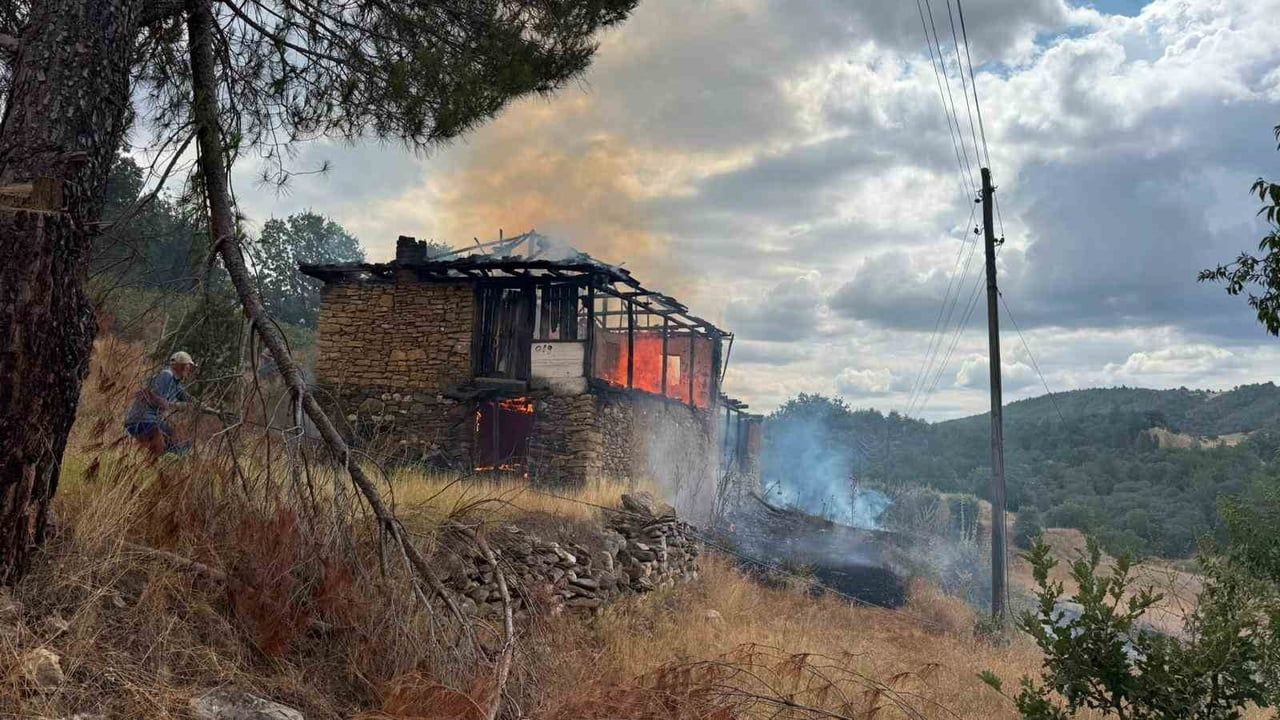 Gördes'te ahır yangını ormana sıçradı, ekiplerin hızlı müdahalesiyle söndürüldü