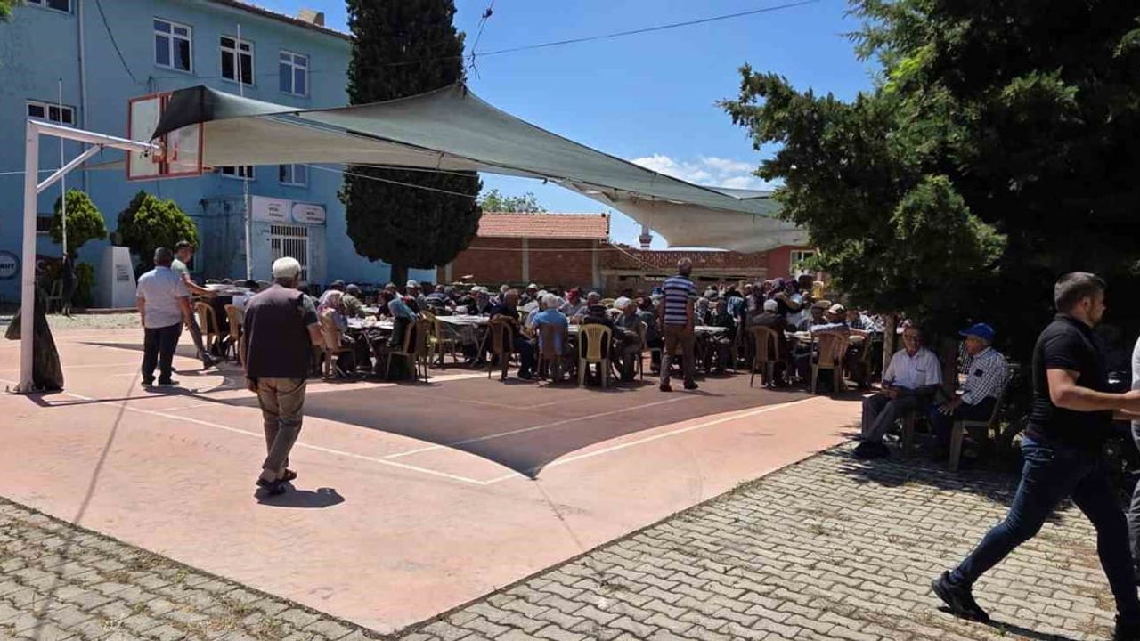 Gördes'te Beğel Mahallesi'nde geleneksel köy hayrına yoğun ilgi