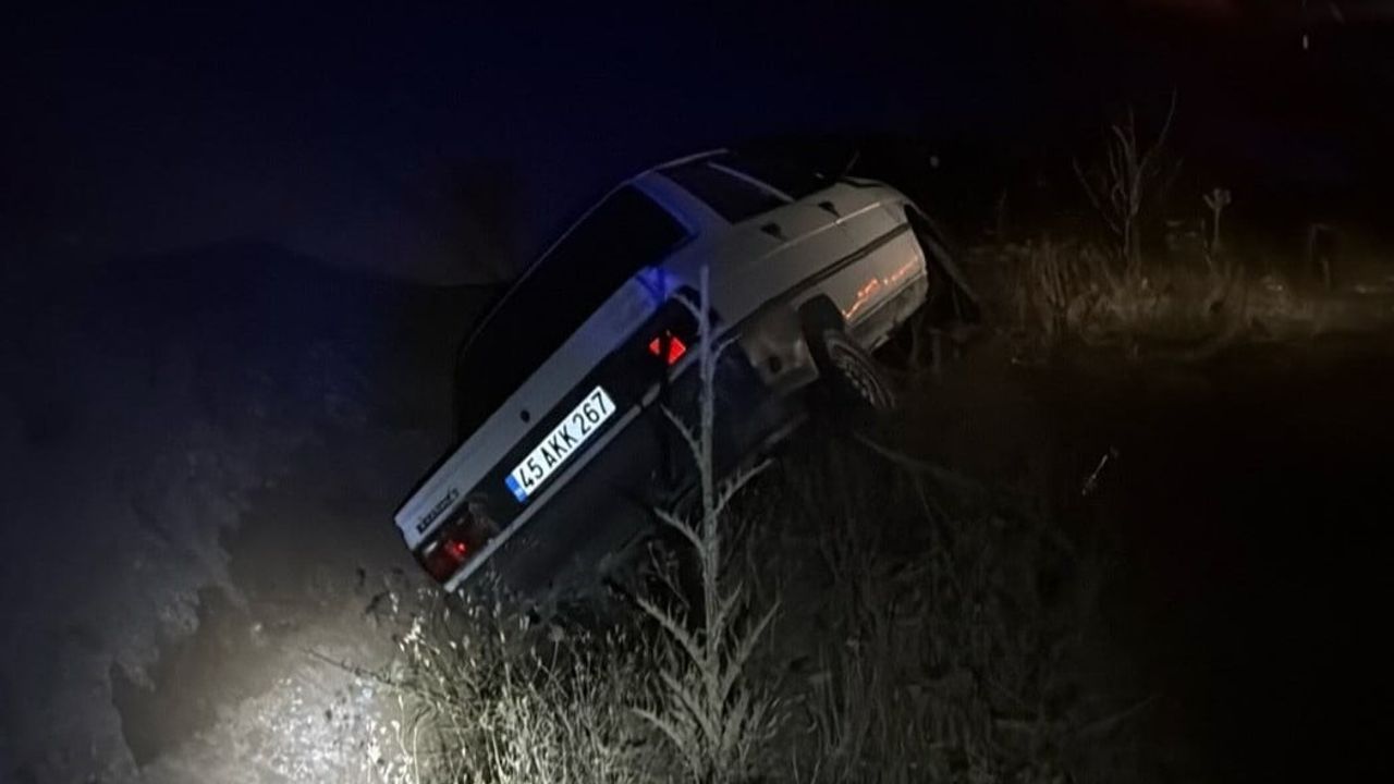 Gördes'te kontrolden çıkan otomobil boş araziye savruldu: baba ve kızı hafif yaralandı