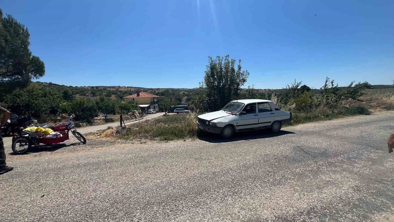 Gördes’te motosiklet otomobile yandan çarptı: 2 yaralı