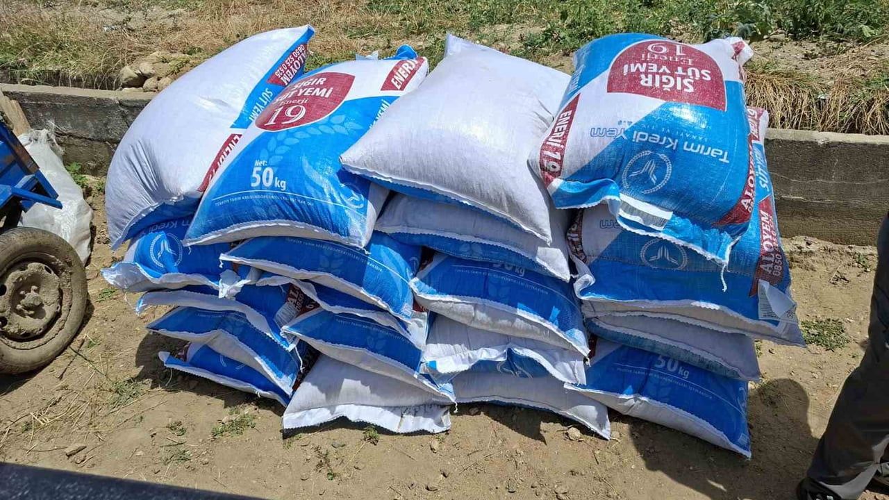 Gördes'teki yangında zarar gören üreticiye yem desteği