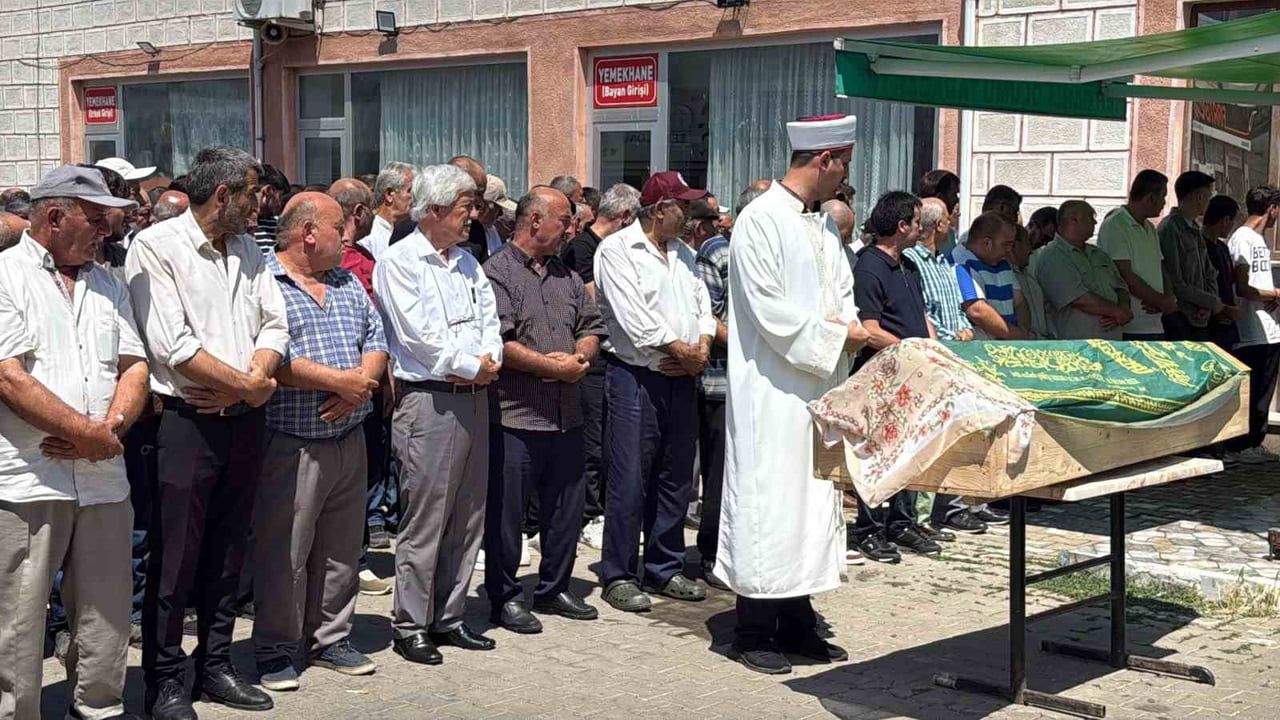 Gözyaşlarıyla uğurlandılar: Safranbolu'da trafik kazasında hayatını kaybeden çift toprağa verildi