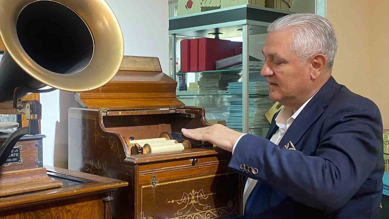 Gramafon tutkusuyla yüzlerce gramafon ve plakı bir araya getirdi