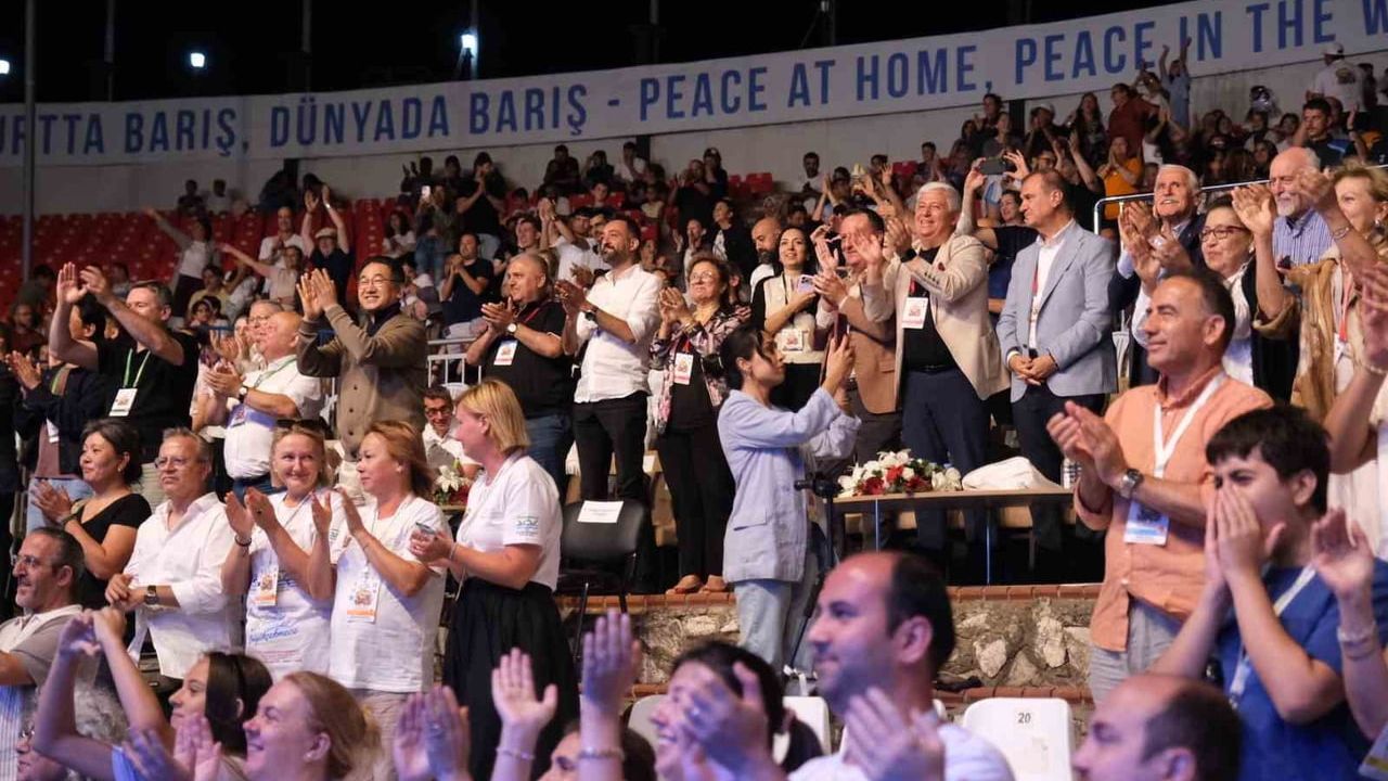 grup Köprü sahnede kültürleri müzikle buluşturdu