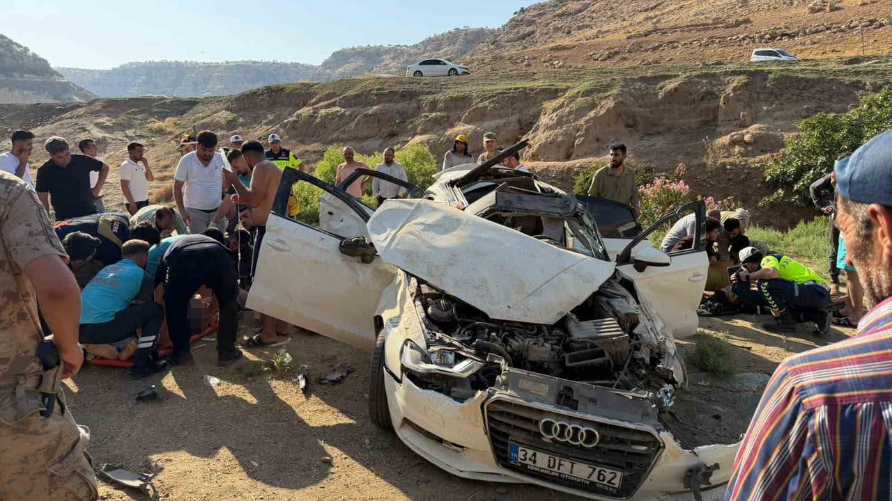 Güçlükonak'ta 34 DFT 762 plakalı otomobil şarampole yuvarlandı: iki kişi hayatını kaybetti