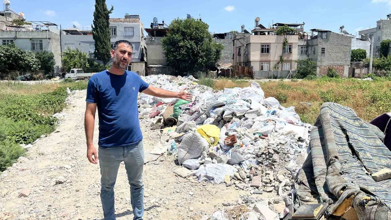 Gülbahçesi'nde boş arsa çöplüğe döndü, mahalleli belediyeye tepki