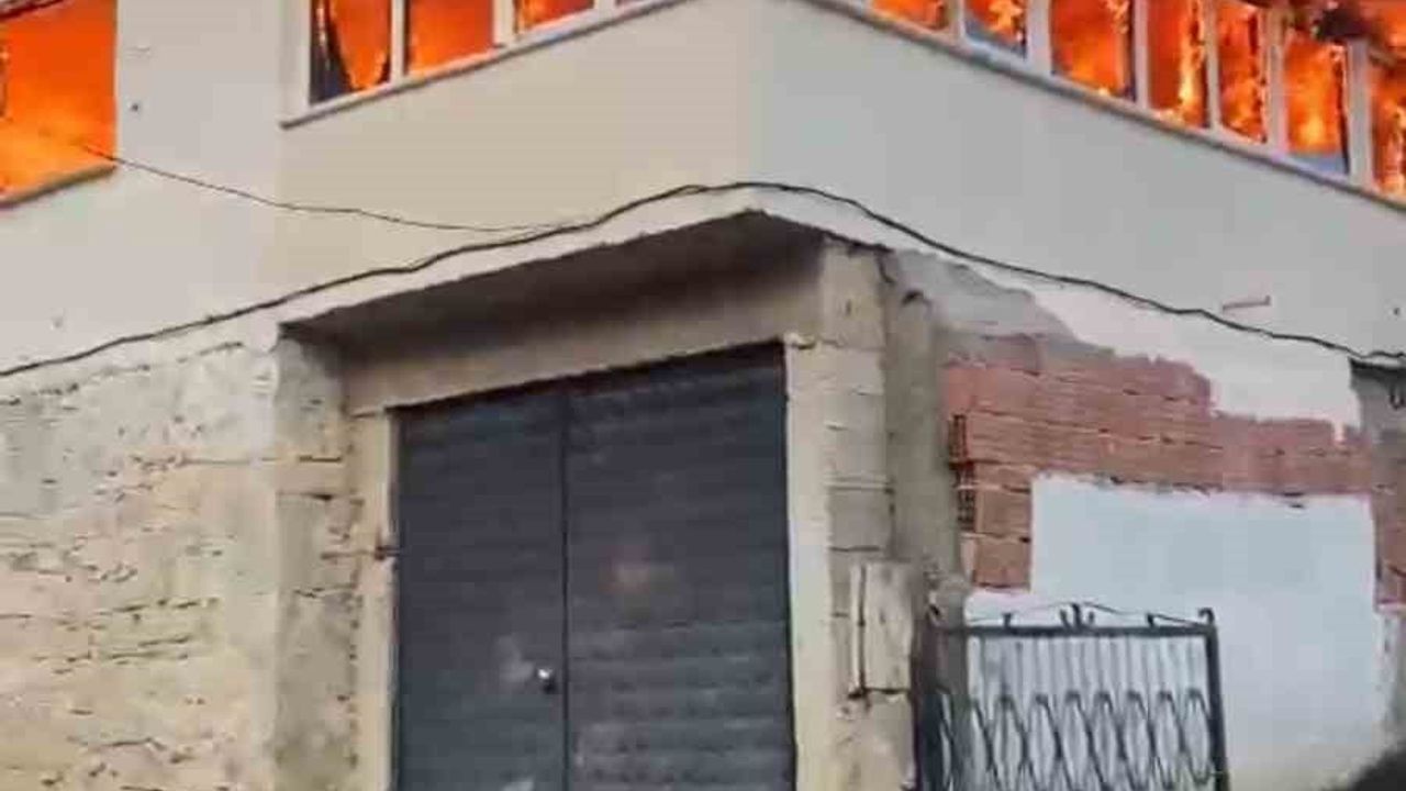 Gümelik köyünde müstakil ev yangında kullanılamaz hale geldi