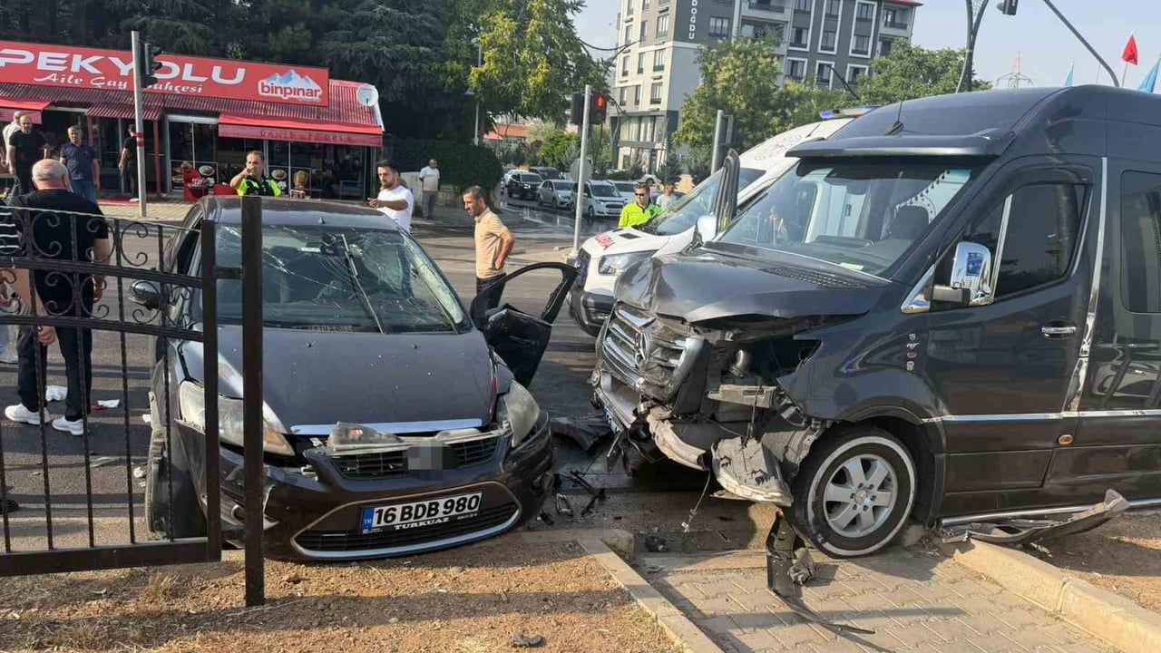 Gündoğdu kavşağında minibüs ile otomobil çarpıştı, 5 kişi yaralandı