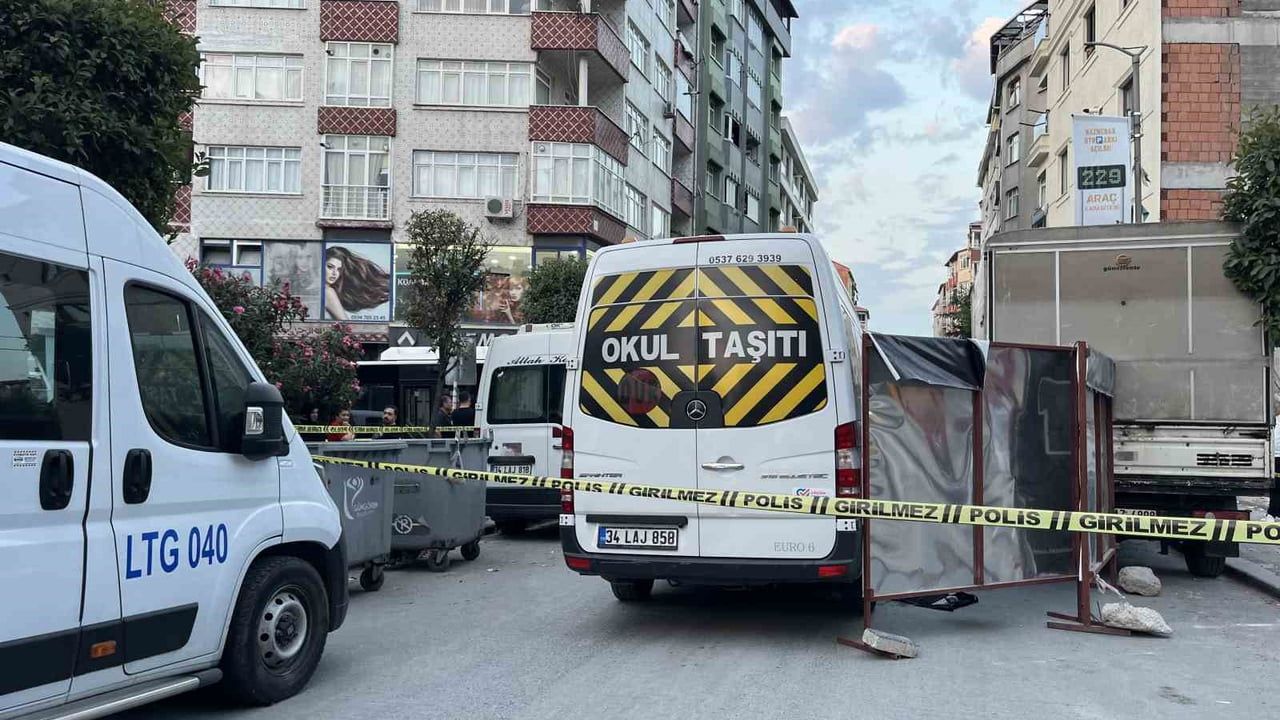 Güngören'de geri manevra yapan servis aracının altında kalan yaya yaşamını yitirdi