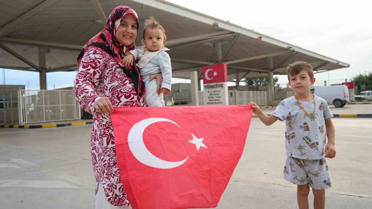 Gurbetçiler sıcak havaya rağmen Kapıkule’den ana vatana akın ediyor