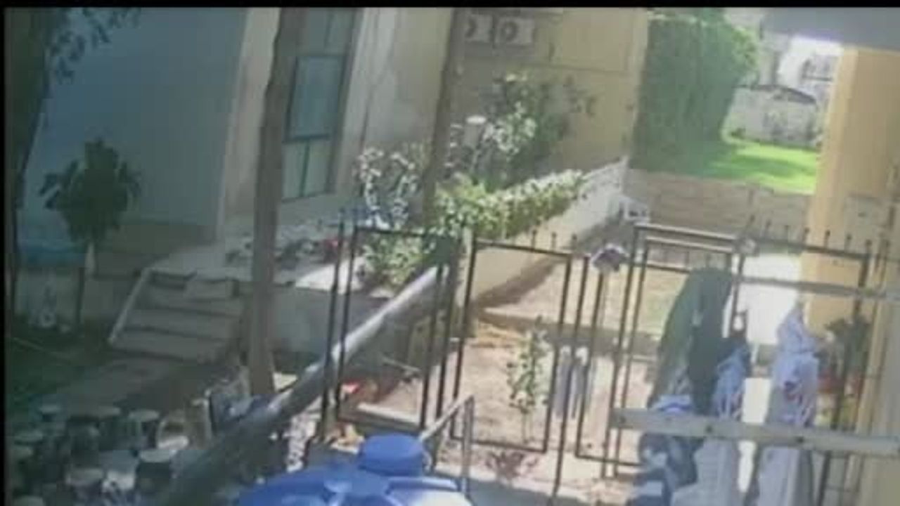 Güvenlik kamerası kaydetti: Balçova'da iskele çöktü, üç kardeş yaralandı