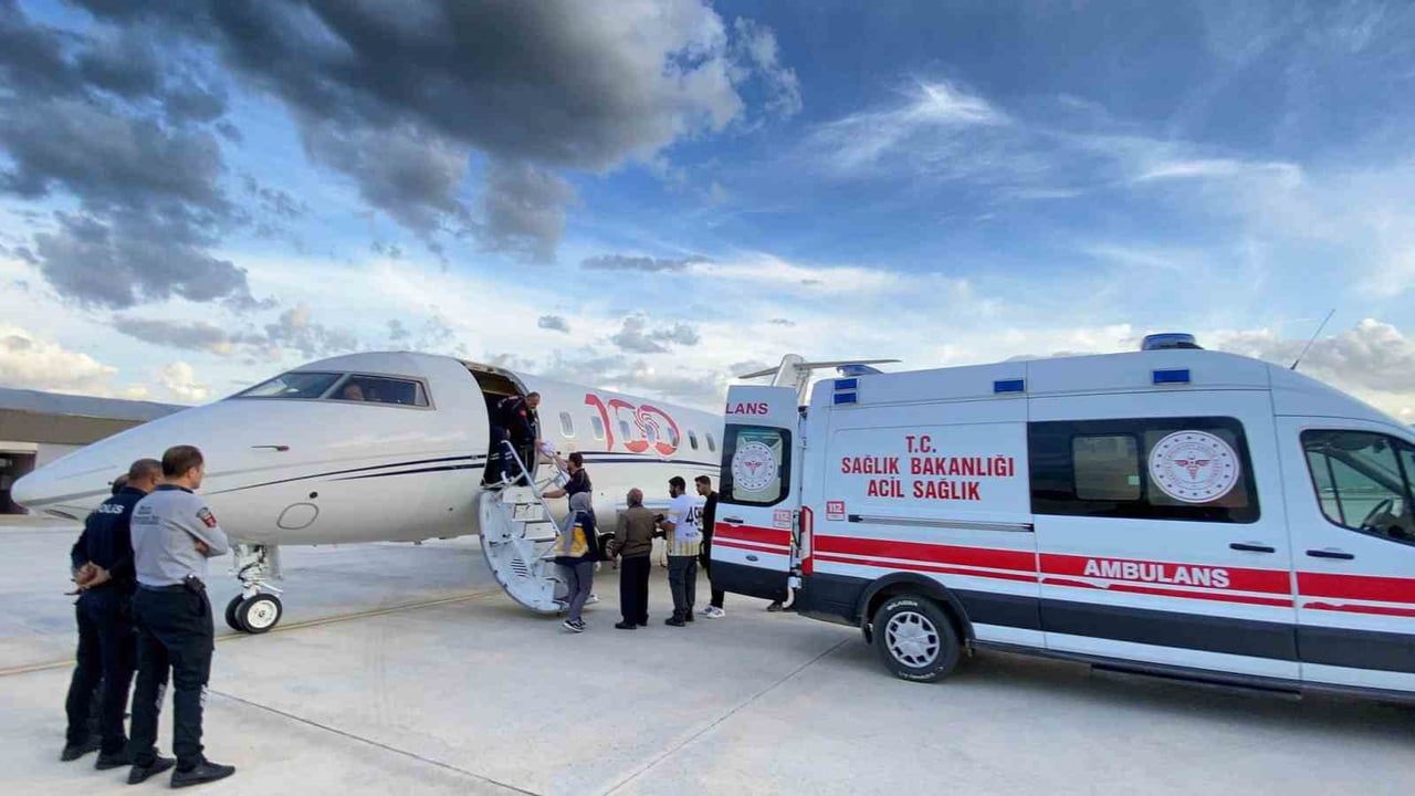 Hacda rahatsızlanan 70 yaşındaki vatandaş ambulans uçakla Türkiye'ye getirildi