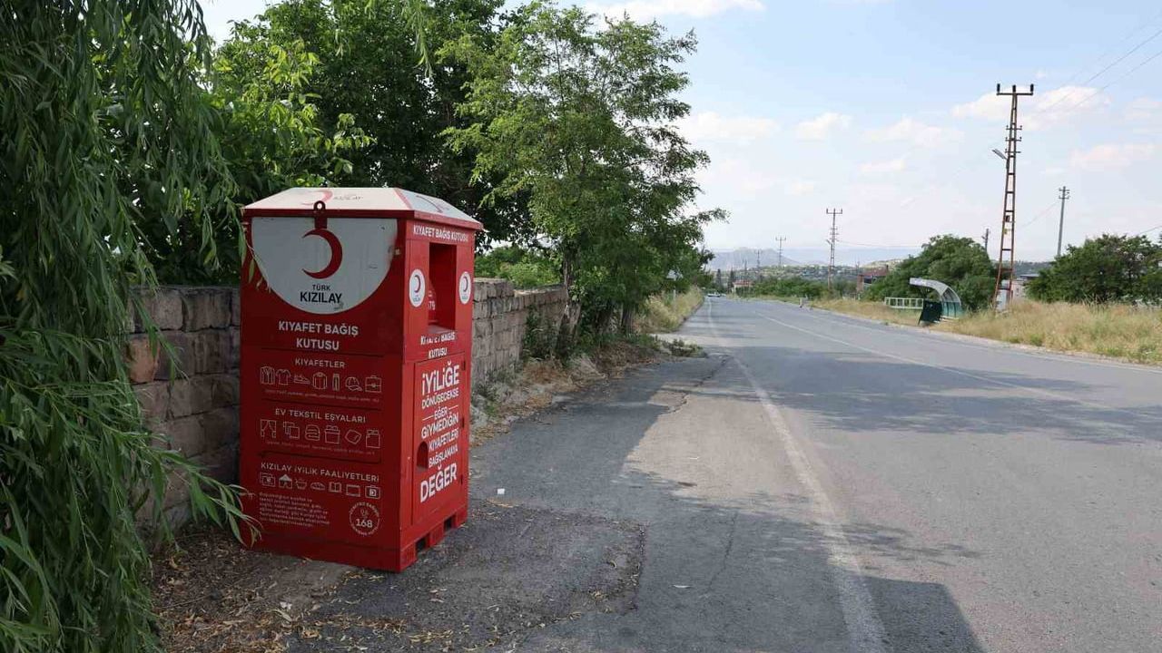 Hacılar'da 8 noktaya kıyafet bağış kutuları yerleştirildi