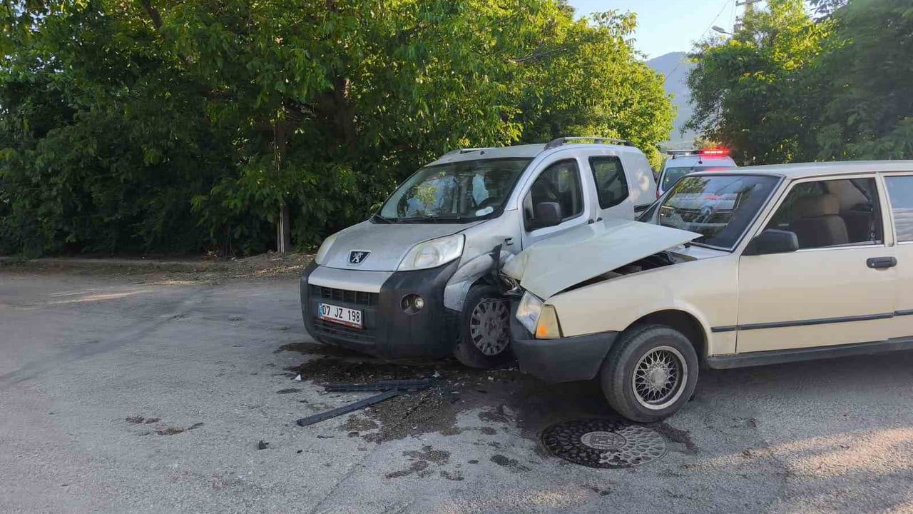 Hafif ticari araç ile otomobil çarpıştı: 4 kişi yaralandı