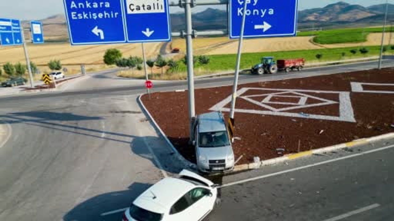Hafif ticari araç otomobille çarpıştı: 7 yaralı