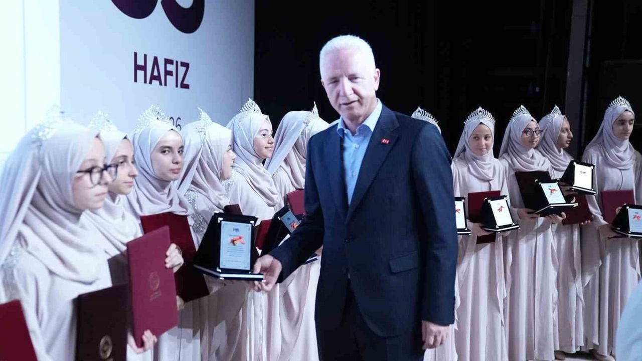 Hafızlık icazet töreninde 33 öğrenci taçlandı, umre müjdesi verildi