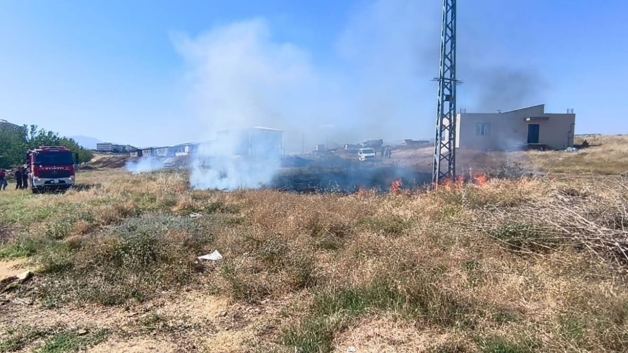 Hafriyat kamyonunun kopardığı elektrik telleri Adıyaman'da yangına yol açtı