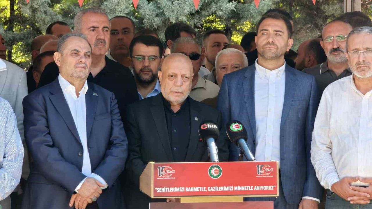 HAK-İŞ heyetinden 15 Temmuz şehitliği ziyareti