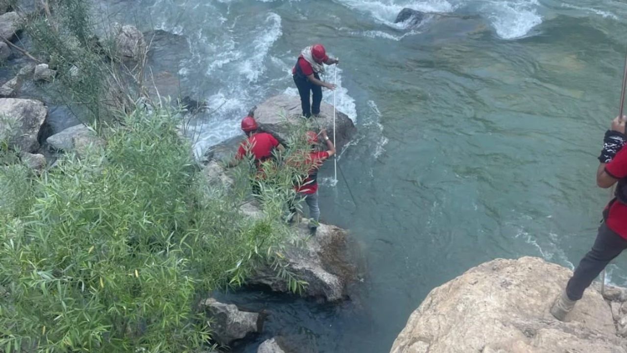 Hakkari'de dere kıyısında kaybolan Şevket İzci için bölgede seferberlik