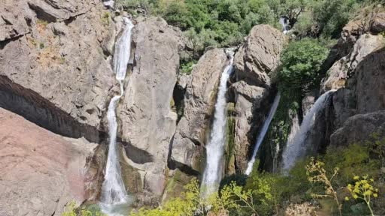 Hakkari'de Marînüs şelalesi doğaseverlerin gözdesi