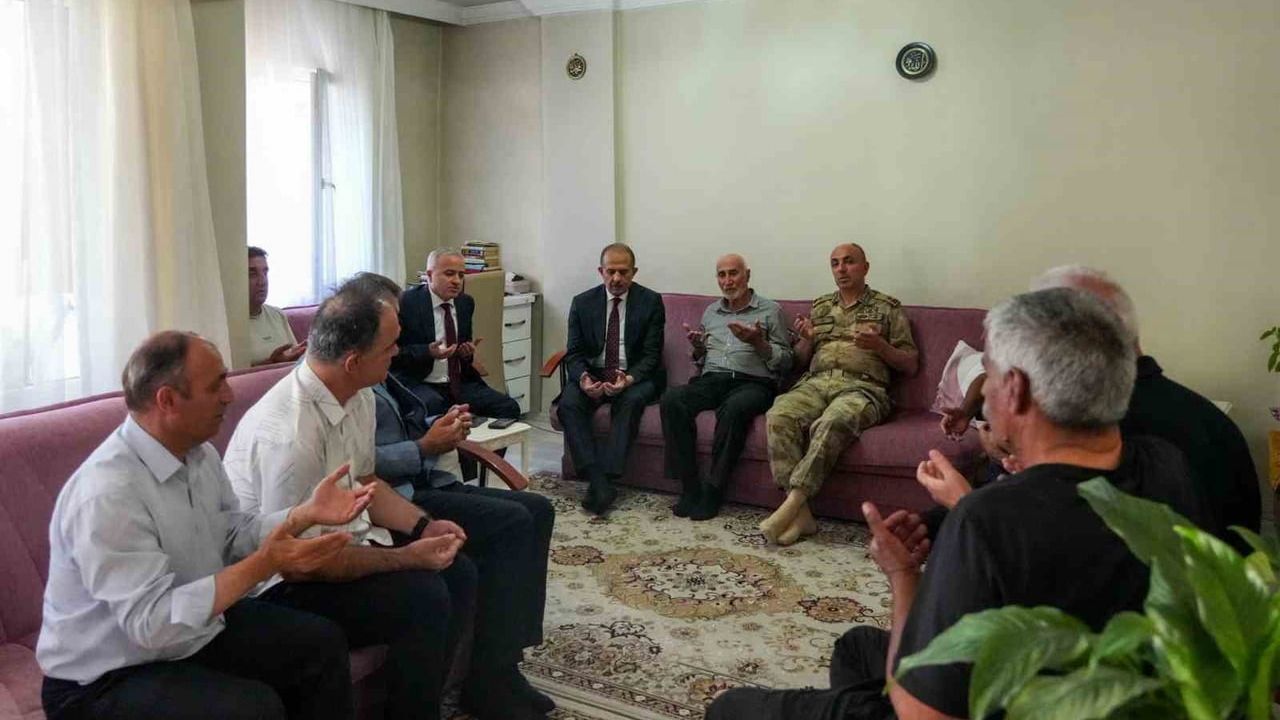 Hakkari valisi Taşyapan'dan acılı aileye taziye ziyareti