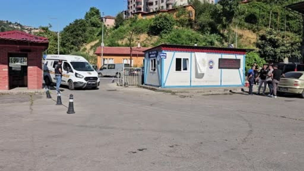 Hal güvenlik görevlisi alacak verecek kavgasında zabıtayı ayağından vurdu