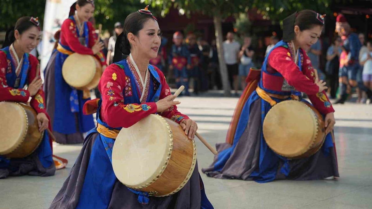 Halk dansları rüzgarı Bursa'nın meydanlarına taşındı