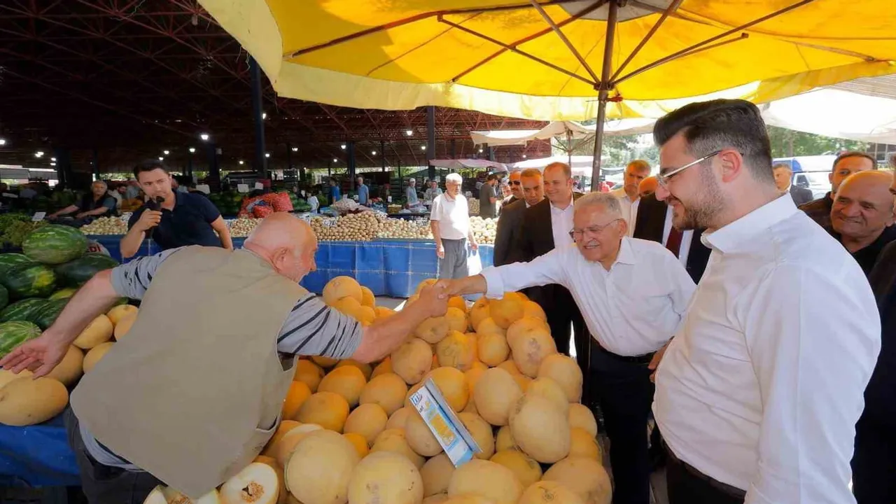 Halkın nabzı pazarda: Büyükkılıç esnafın taleplerini dinledi
