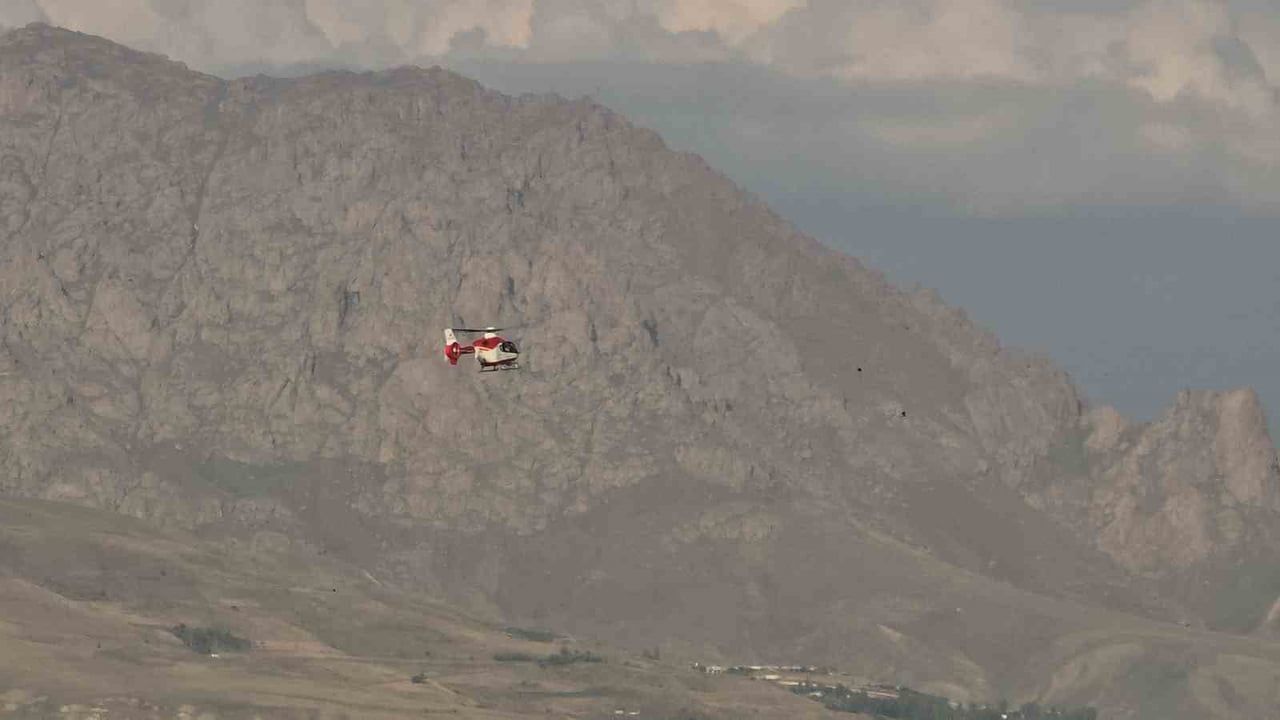 Hamile kadın ambulans helikopterle Van'a getirildi