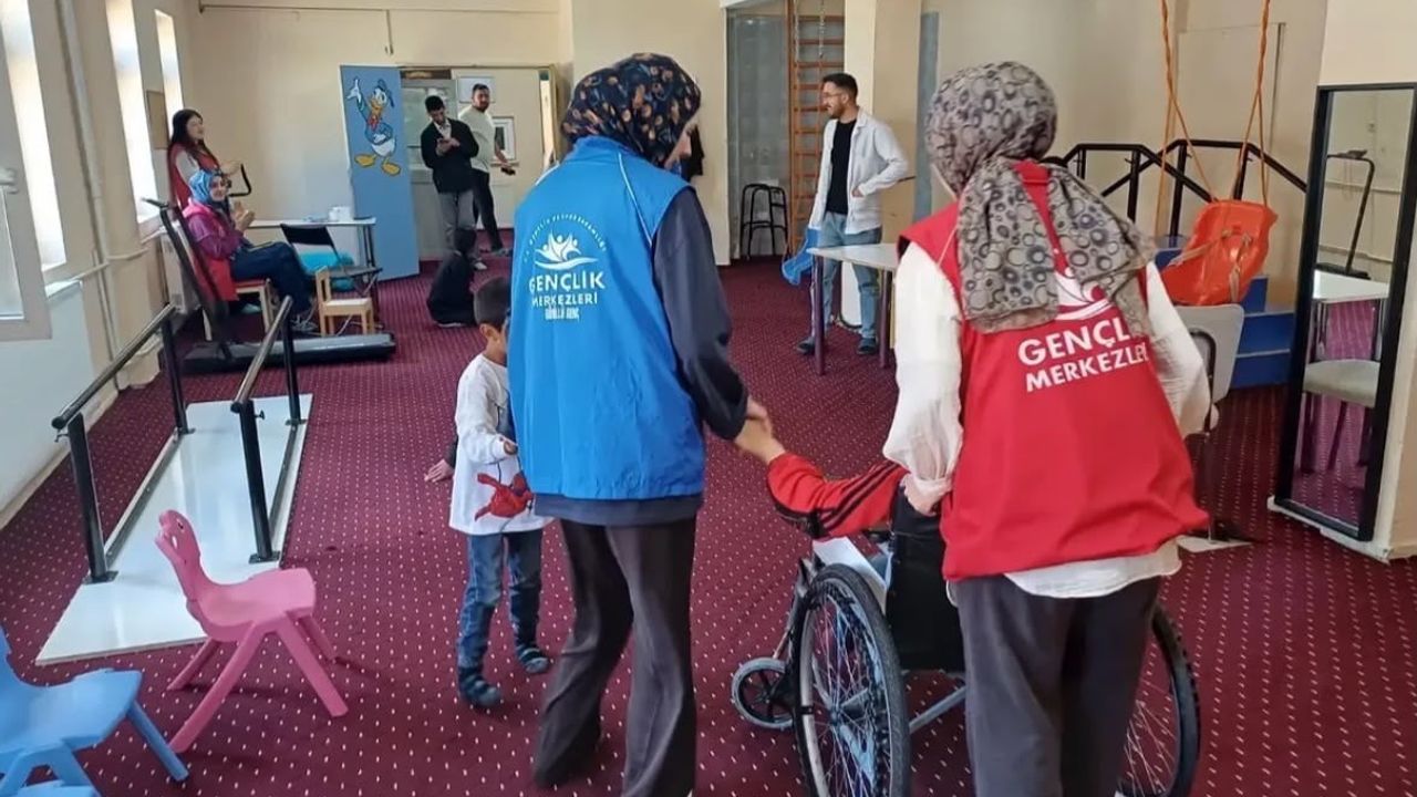 Hamur Gençlik Merkezi gönüllülerinden özel öğrencilere anlamlı ziyaret