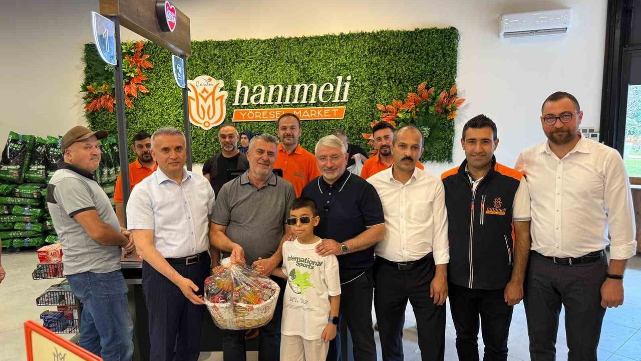 Hanımeli yöresel market açılışında bininci müşteriye özel sepet