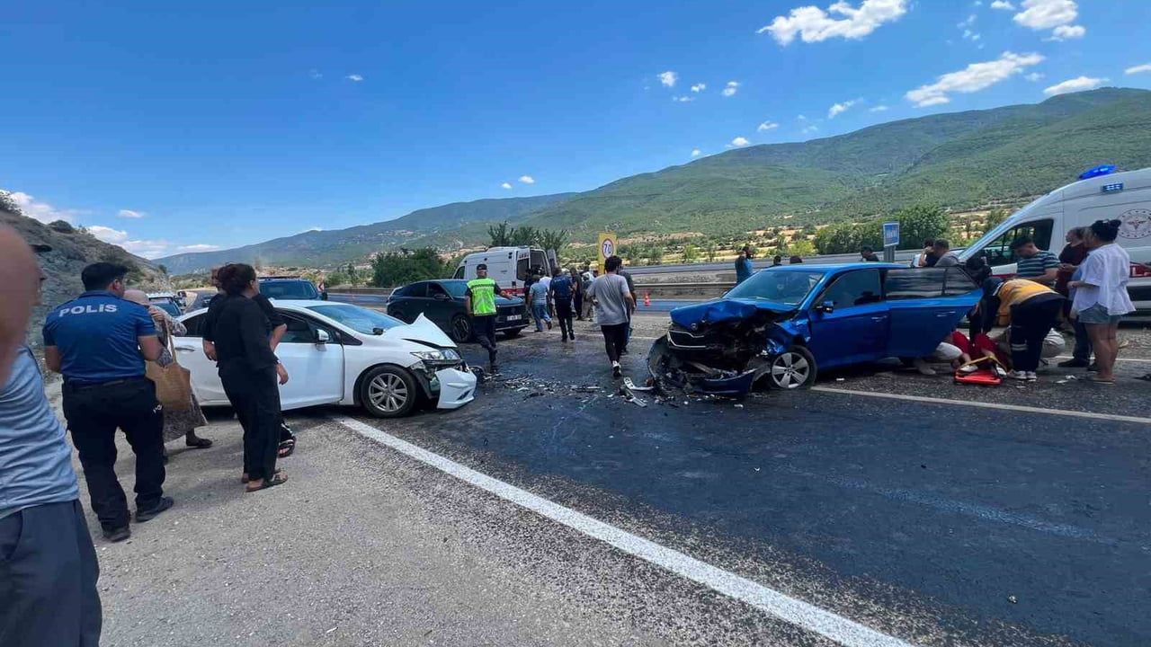 Hanönü girişinde iki otomobilin çarpışması: 5 yaralı