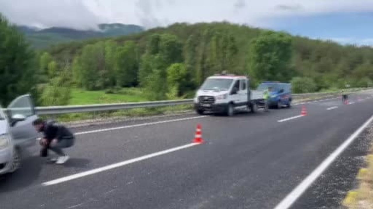 Hanönü'nde yağışla kayganlaşan yolda bariyere saplanan otomobilde 5 yaralı