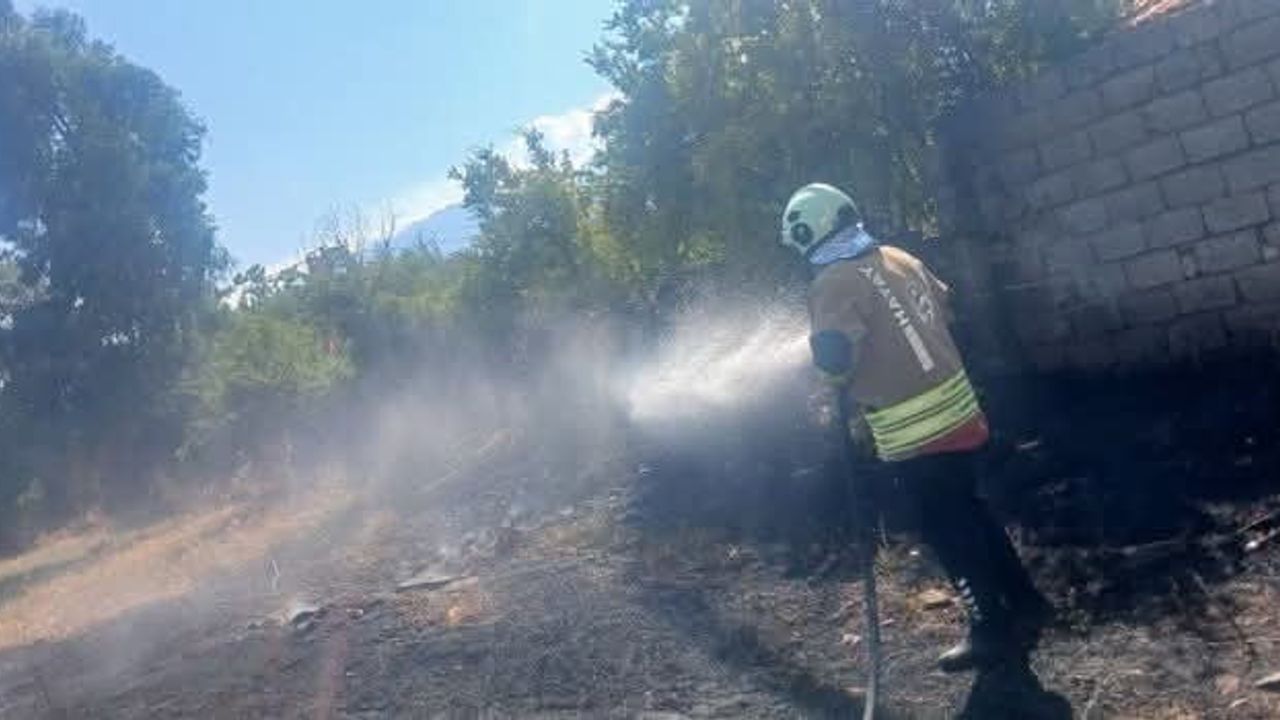 Hassa'da bahçe yangını itfaiye ekipleri tarafından kontrol altına alındı