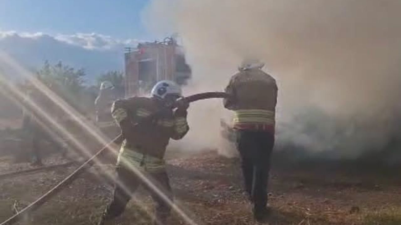 Hassa'da tarla sürerken yanmaya başlayan traktör kullanılamaz hale geldi