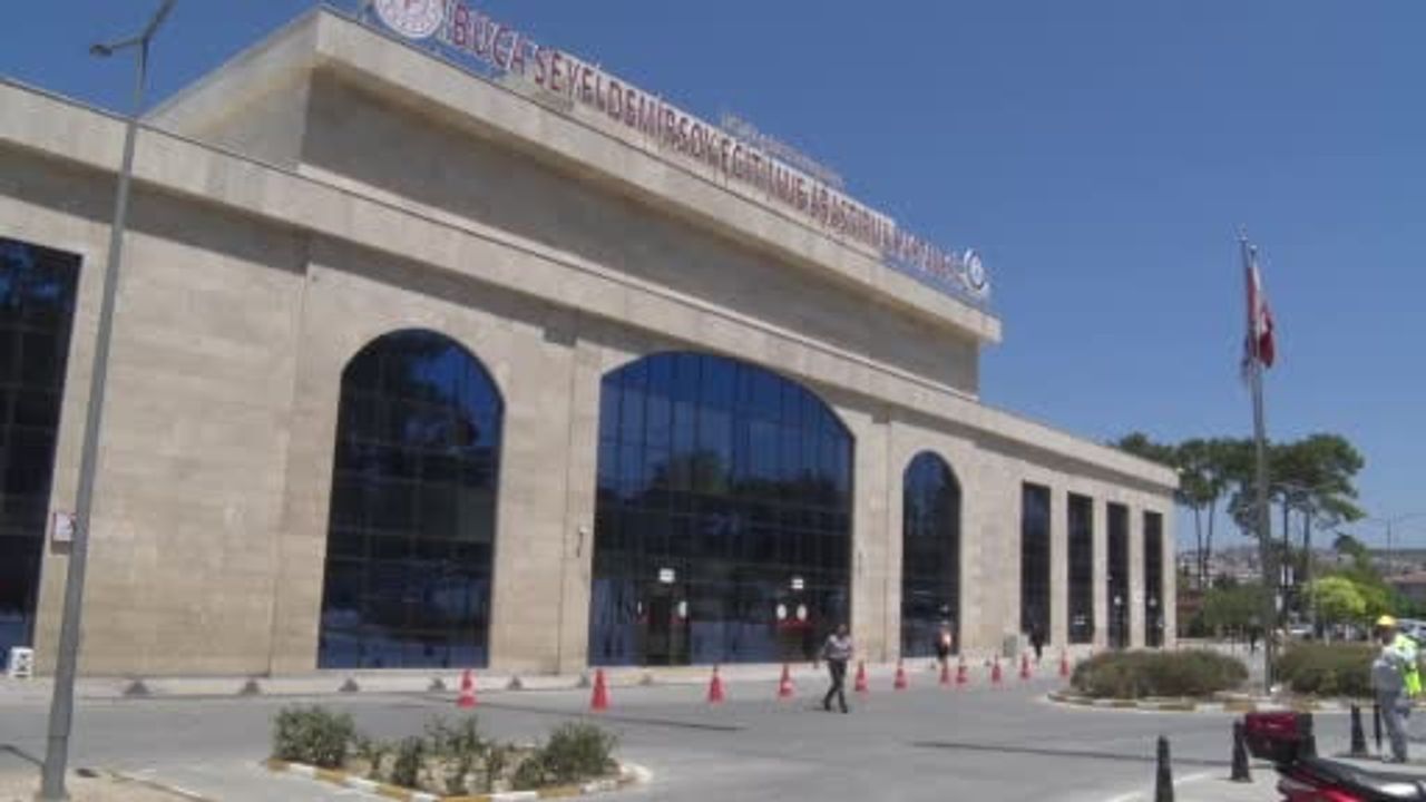 Hastanede kalbi duran temizlik personeli mesai arkadaşlarının müdahalesiyle hayata döndü