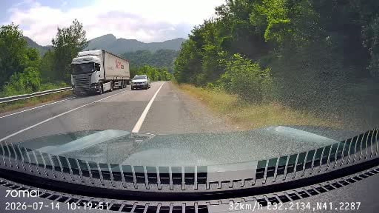 Hatalı sollama, sürücünün manevrasıyla kaza önlendi