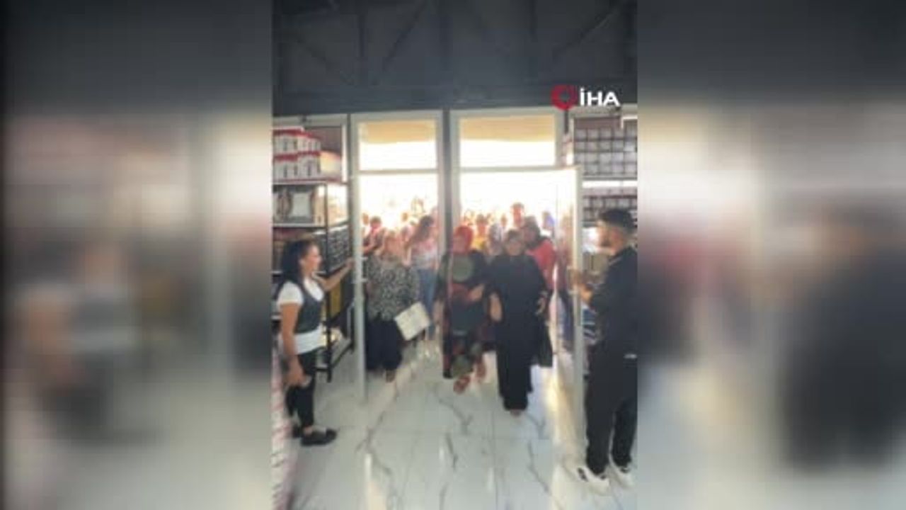 Hatay Antakya'da züccaciye açılışı yoğun kuyruğa ve izdihama yol açtı