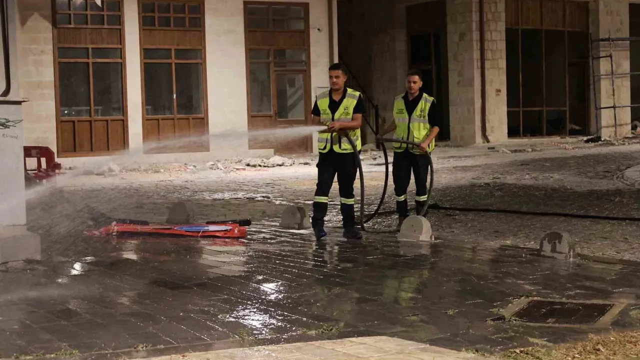 Hatay Büyükşehir Belediyesi il genelinde eş zamanlı temizlik çalışması yürütüyor